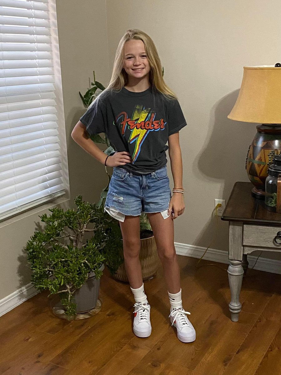 emileeneagle's tweet photo. ❤️ 7th Grade ❤️ #firstdayofschool https://t.co/EWMZMV4xeE