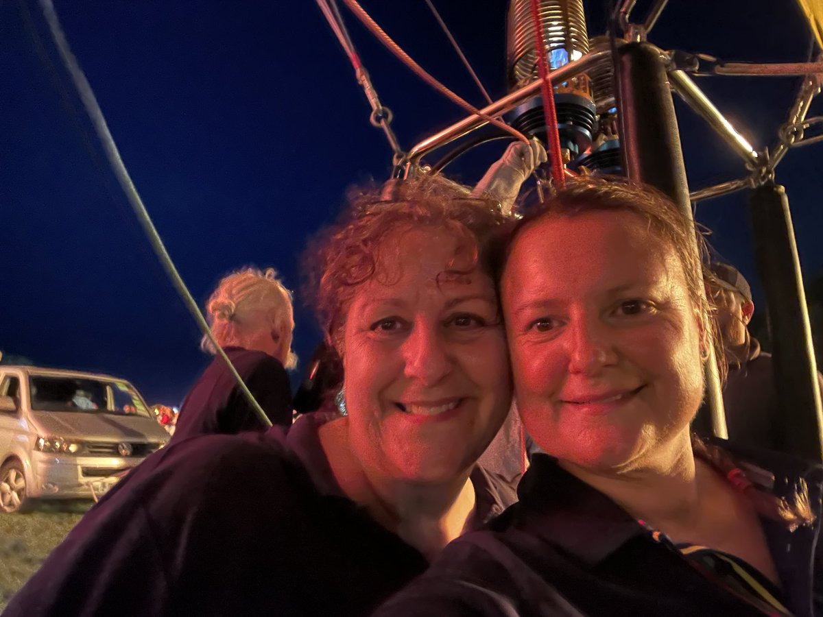 Best night with my <a href="/Gloscricket/">Gloucestershire Cricket</a> #hotairballoon glow team! Top
Squad  <a href="/bristolballoon/">Bristol International Balloon Fiesta</a> 🏏 🔥🎧🎵🎈 Love you all 💛 Well done <a href="/AlmutDunnington/">Allie Dunnington</a> #proud #mycrewlife #crewchief #ballooning #firstglows