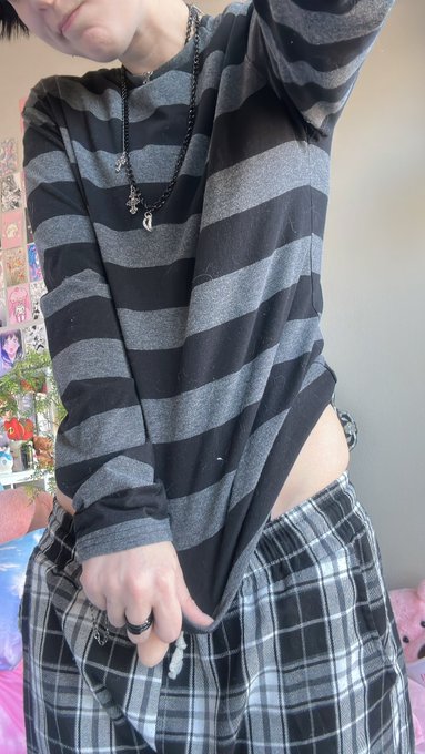 Oops the shirt is too short 👀 https://t.co/vPIQ5ToJUP
