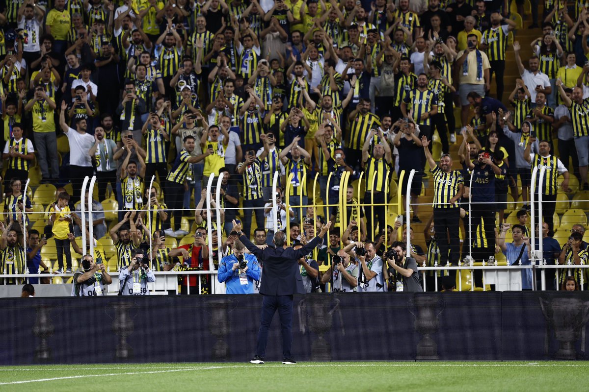 Ben, Fenerbahçeliyim. Tribünlerden gelen Fenerbahçe’nin evladıyım. Bize vermiş olduğunuz destekten dolayı bütün taraftarlarımıza ve camiamıza çok teşekkür ediyorum.💙💛 #Fenerbahçe