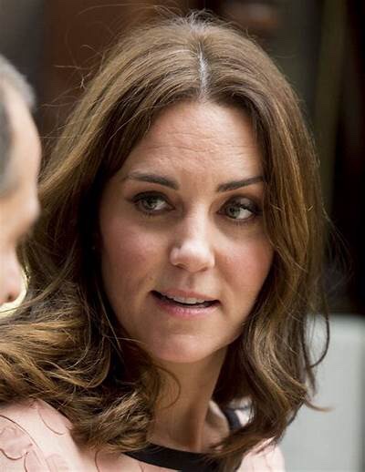MauvCoui's tweet photo. #WilliamAndKatieAreGrifters
#PrinceWillyPrivacyTour
#DanWoottonsWeb
#DanWoottonIsMartinBranning
#ReturnToSender https://t.co/K3BehyhCRg