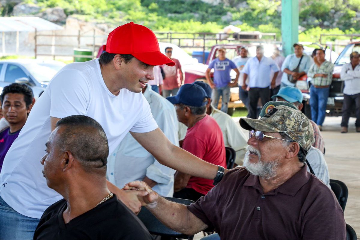 ¡Nuestro apoyo sigue!

Continuamos con la entrega de fructosa a nuestros apicultores y hoy nos tocó beneficiar a los productores de Hopelchén y Rancho Sosa con cerca de 7 toneladas de fructosa. Llegaremos a todas nuestras comunidades con el “Plan de Impulso Apícola Chenero 2023”.