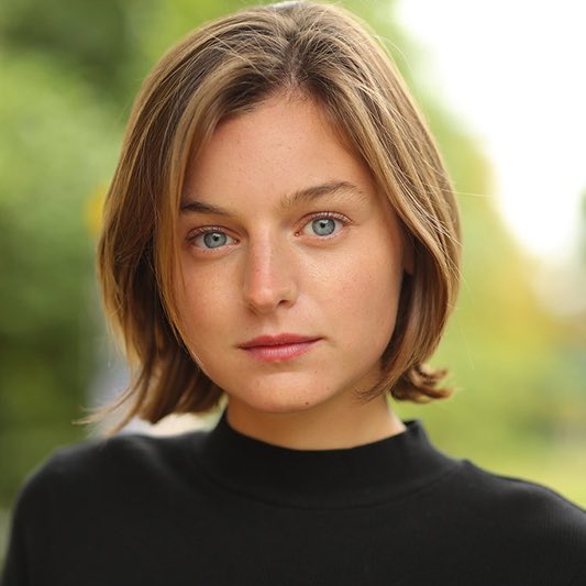 PopTingz's tweet image. Rami Malek and Emma Corrin are reportedly dating.