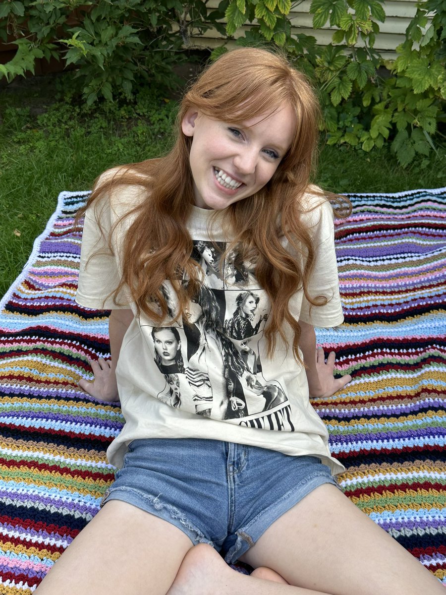 kyrasversion's tweet image. i started this blanket on the first night of #TSTheErasTour to track the surprise songs - each song got a row, and the color was based on the album/era the song was from. today, 5 months and 53 shows later, it’s finally finished 🥲🫶🏼💓

@taylorswift13 @taylornation13