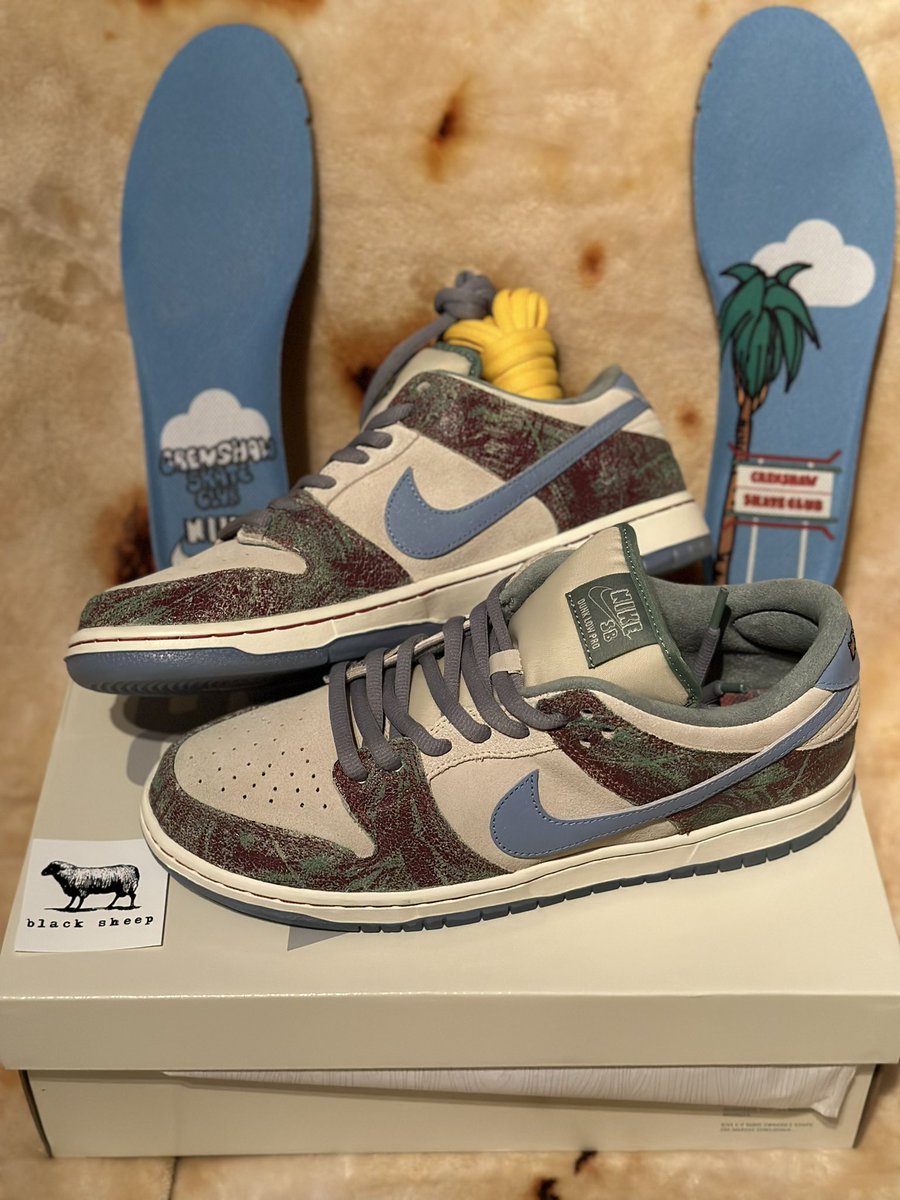 MexRob7's tweet photo. wow such an amazing pair love every detail on this shoe . thank you so much for giving me my first Win on @copdate @BlackSheepNC y’all are the real MVP ! #crenshawskateshop @Nike @nikestore @nikesb #tripleboost ⚡️⚡️⚡️ https://t.co/TyrXTqPEa6