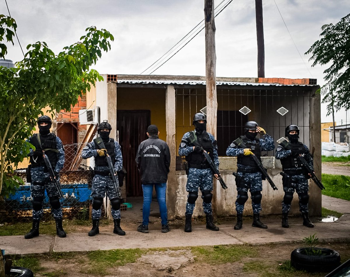 #PolicíaDeFormosa 
La Policía desarticuló 116 centros de distribución de drogas entre enero y julio en #Formosa

También puso a disposición de la justicia a 1.218 personas, 59 de ellas menores de edad.

formosa.gob.ar/noticia/31603/…