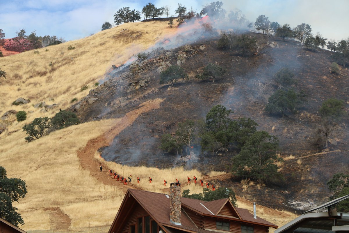 CALFIRE_TUU's tweet photo. Incident Update: #DryCreekComplex The #QuailFire and #RobinFire have a combined acreage of 375 acres with 5% total containment.
Dry Creek Road continues to be closed from Lomitas Drive to Stagecoach Drive in Badger. There are no evacuations at this time.
π§΅ (1/2) https://t.co/mkCQBcJQlS