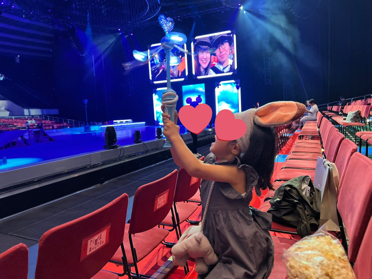 fallenangel0710's tweet photo. アリーナ2列目で最高のディズニーオンアイス✨🏰🐭🖤 https://t.co/GfTYkjZkP6