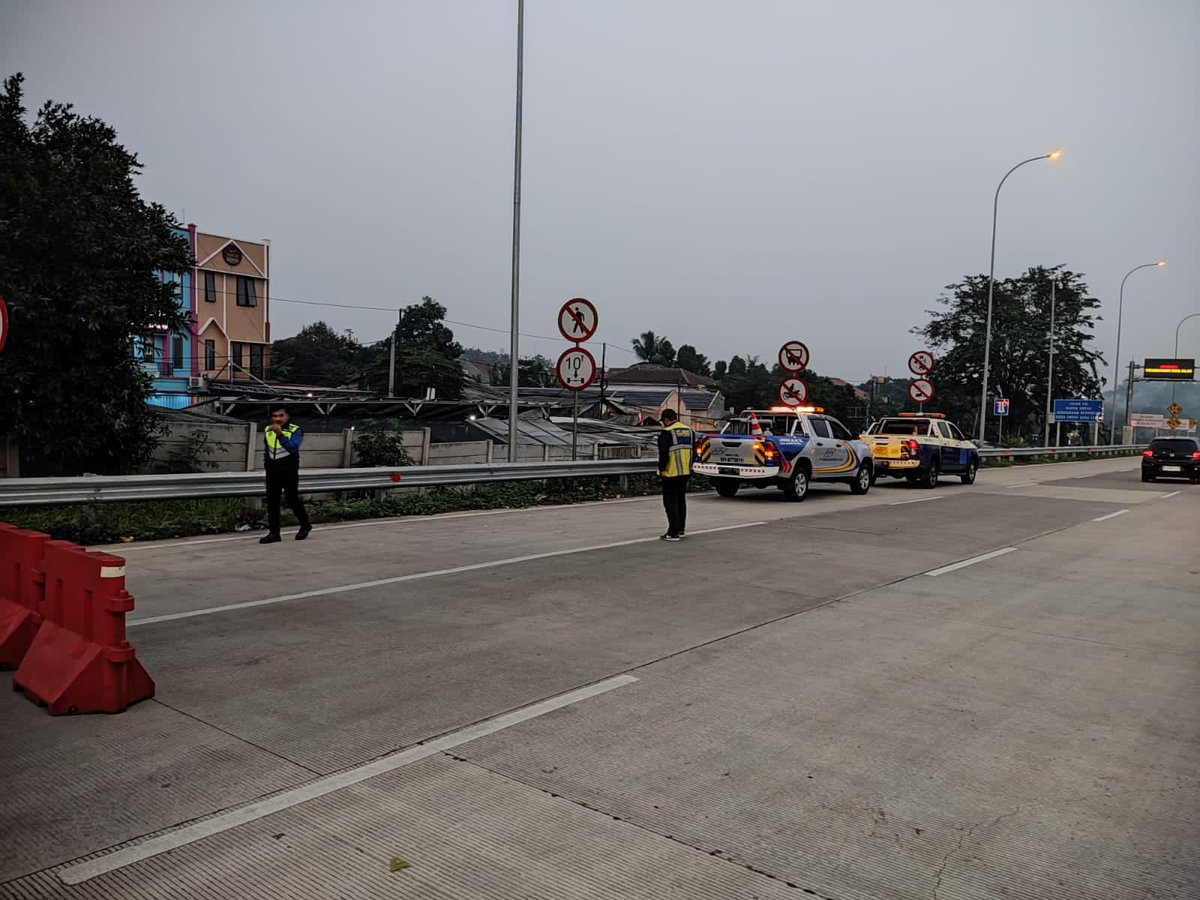 #TolCijagoDepok On ramp Kukusan3 sementara ditutup (06:00 WIB), dan akan dibuka kembali (11:00 WIB) setiap harinya. Bagi pengguna jalan diharapkan agar menyesuaikan waktunya. Jaga jarak aman kendaraan anda, dan semoga selamat sampai tujuan. Terima kasih...