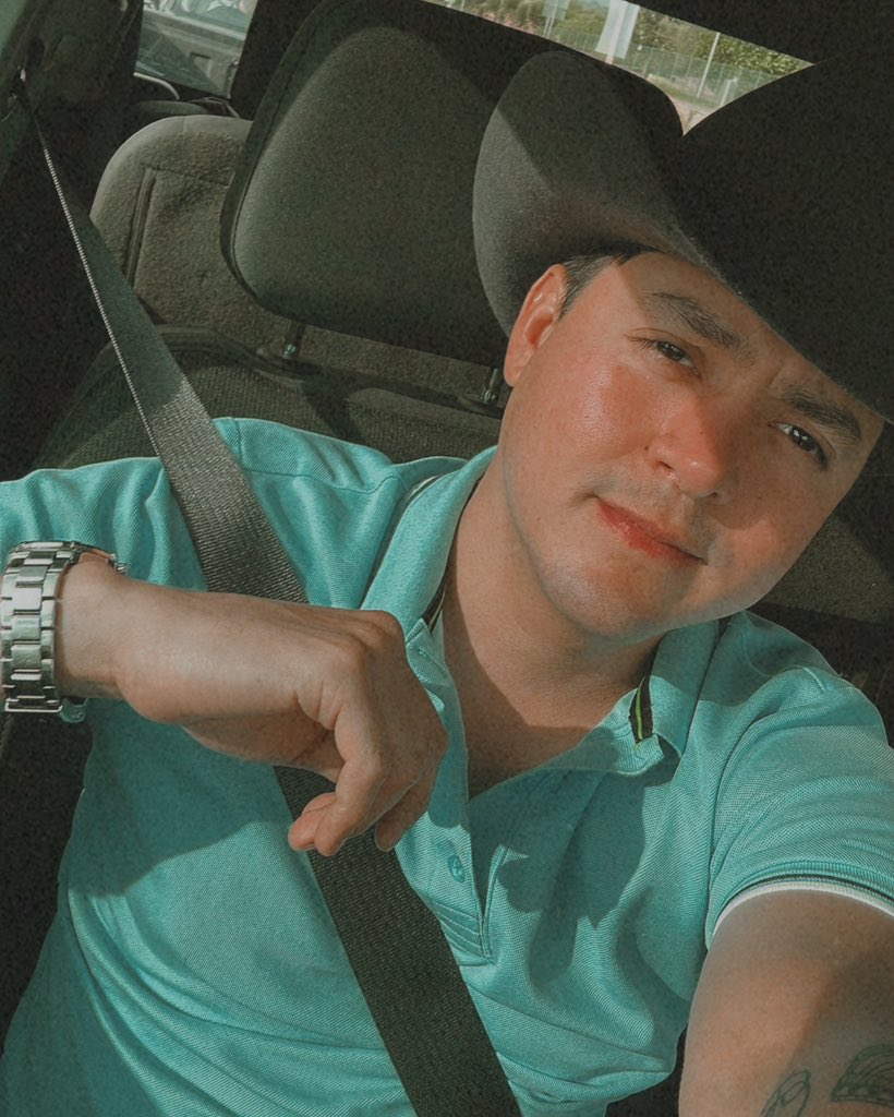 JuanSalazarJs's tweet photo. Tenía rato sin echar selfie, abrazo raza!! Pa donde se va la tejana?! 🤠🤩 https://t.co/YDgo0grb9H