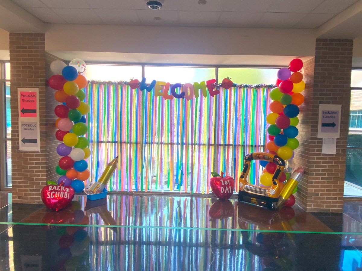 Thank you @MsTippitt2U @LiliOrtizLD @msjohnson_risd @AutumnUrton for this ACE-mazing photo backdrop! So many cute pics taken tonight at Meet the Teacher❤️ #RISDWeAreOne #RISDBelieves #HustleandHeart @AudeliaCreek