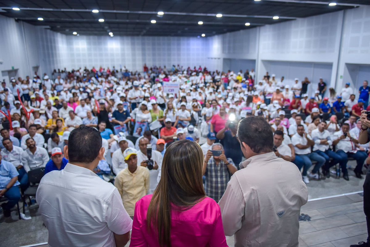 elviamilenasd's tweet photo. Que bueno tenerlo en Valledupar @German_Vargas 

Ratificando la confianza y el respaldo de @PCambioRadical 

Con el apoyo del pueblo y la bendición de Dios, seré la primera mujer en convertirse gobernadora del Cesar. 

A trabajar por el #ElCesarEnMarcha https://t.co/gBvTKNeDF2