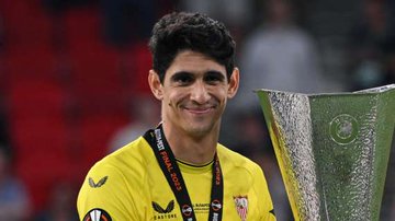 Adrián🤍 (@adrian981106) on Twitter photo 🚨💣 BREAKING:Bono wants to stay at Sevilla this season and then go to Real Madrid for free since he wants the transfer bonus from Madrid.Sevilla's position remains the same, renew or leave, since they believe that Bono has an agreement with Real for 2024.
<a href="/FabrizioRomano/">Fabrizio Romano</a> 🚨💣 BREAKING:Bono wants to stay at Sevilla this season and then go to Real Madrid for free since he wants the transfer bonus from Madrid.Sevilla's position remains the same, renew or leave, since they believe that Bono has an agreement with Real for 2024.
<a href="/FabrizioRomano/">Fabrizio Romano</a>