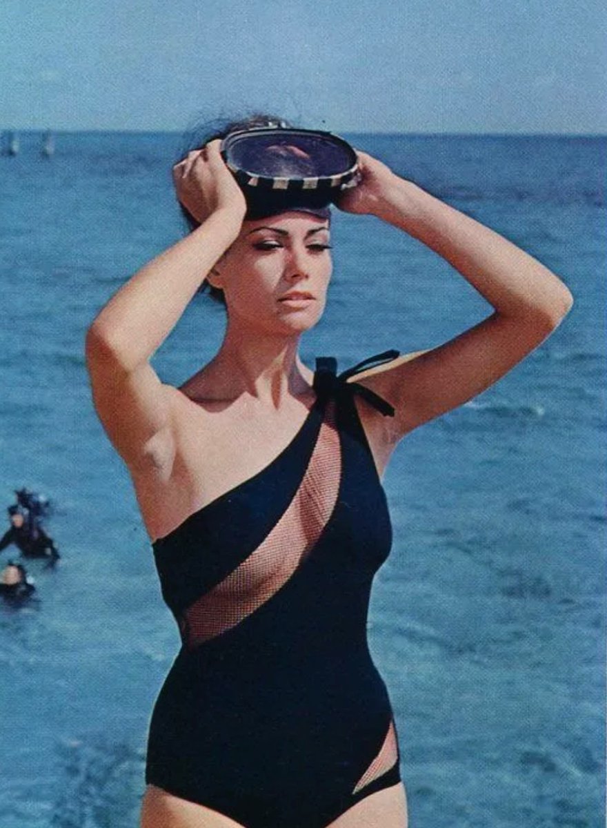 A promotional still of Claudine Auger taken on location in The Bahamas during filming for Thunderball (1965) 

#ClaudineAuger
#Thunderball