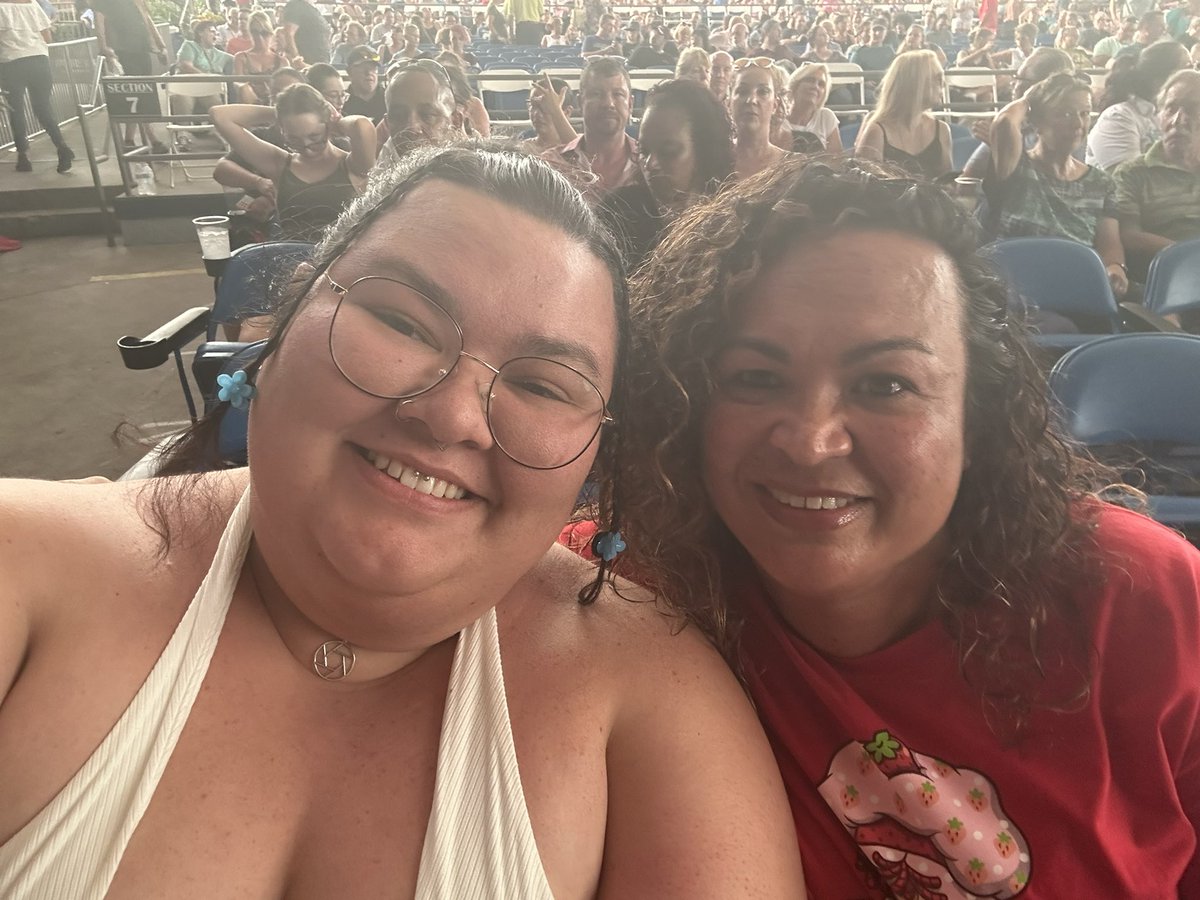 superfruitanna's tweet photo. @PTXofficial ME &amp; MOM HAVE ARRIVED #ptxtheworldtour #ptxtour2023 https://t.co/worjuBnYla