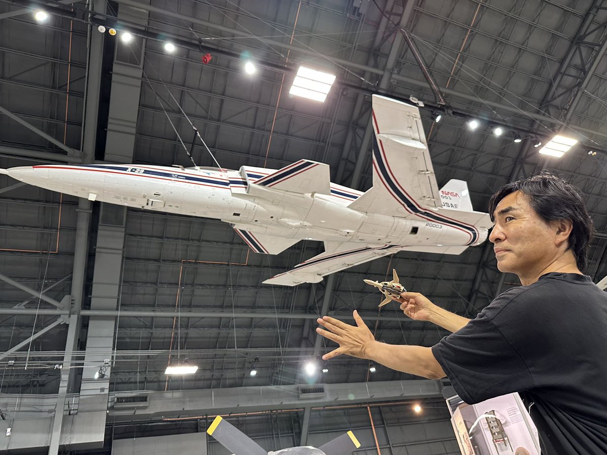 kawamoriexpo's tweet photo. やっと会えた実機はとても美しい機体でした⭐️

マクロスプラス　YF-19のベースになった機体のひとつ。前進翼をはじめさまざまなテストのために試作されたX-29。

前進翼の後縁ラインを後方に収束させやすい単発機であるがゆえの、流れるようなフォルムに惚れ惚れします🌈

#YF19 
#X29     
#マクロスプラス
#macross 
#アメリカ空軍博物館　　

@TENJIN_hidetaka