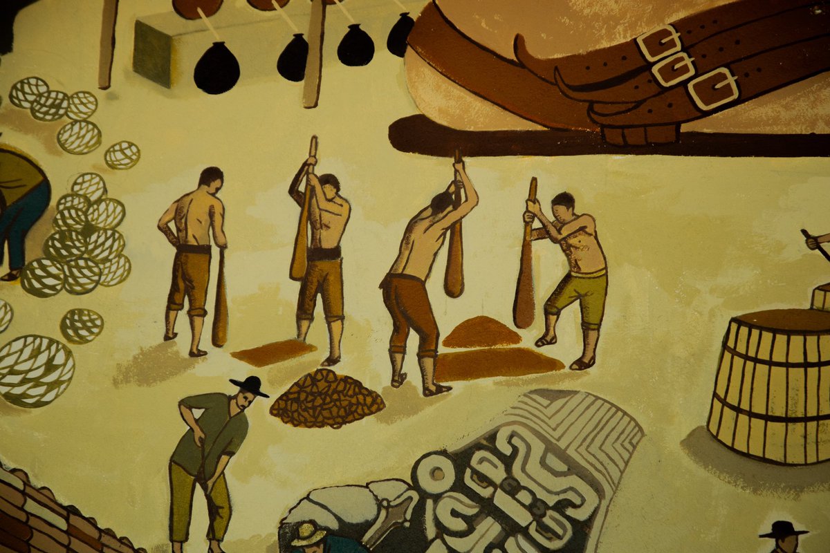 La destilación en ollas de barro era una práctica común en Santiago Matatlán hasta la década de los 40’s del siglo pasado. La introducción de alambiques de cobre en los 50’s fue muy bien aceptada como una innovación en la producción. Mural “LAYEDX” en santiago Matatlán, Oaxaca.