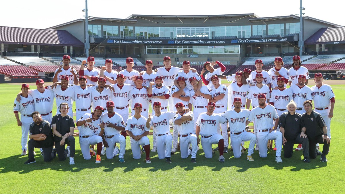 Alexa play we are family 🎶

A little behind the scenes action of our annual player photo 📷 #TratNation