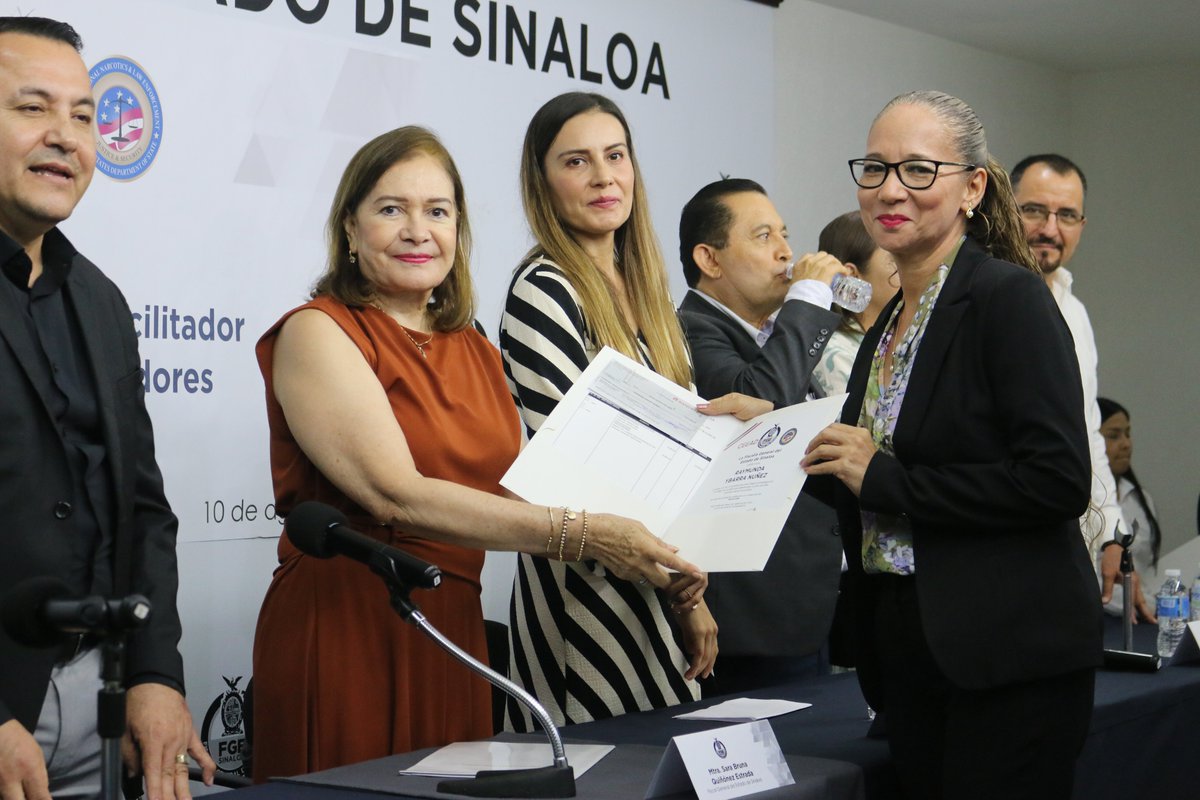 quinonez_bruna's tweet photo. Mis felicitaciones a todo el personal de #FiscaliaSinaloa que este jueves recibió su Certificación en el Sistema de Justicia que otorgan instituciones como el #CEEAD e INL.
¡Enhorabuena!  y a seguirnos preparando https://t.co/r7dX33CUIS