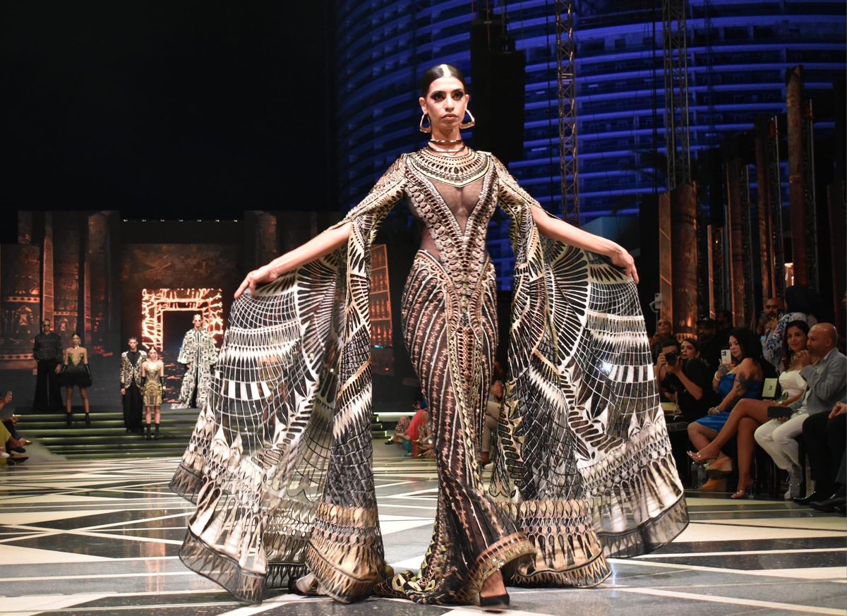 SanaMohamei898's tweet photo. #هنغرد_في_عشق_مصر
🔥اول عرض ازياء عالمي فى مدينة #العلمين
للمصمم العالمي Michael cinco
📌ركزوا كده حضراتكم في الفساتين
الفساتين مستوحاه من الحضارة المصرية القديمة 😍🔥
📌حتي طريقة تقديم العرض بردوا مستوحاه من الحضارة المصرية القديمة 🥰
🔥الحضارة المصرية القديمة حاضرة و بقوة و ده ان دل علي شئ يدل علي عظمة حضارتنا و تقدير العالم لها و احترامها و بالتالي احترام بلدنا و شعبها ❤️🇪🇬🔥
🔥لازم نشكر الرئيس #السيسي لانه هو اللي اعاد إحياء الهوية المصرية القديمة من جديد فى نفوس الشعب المصري 🇪🇬🔥
#تحيا_مصر_وعاش_السيسي