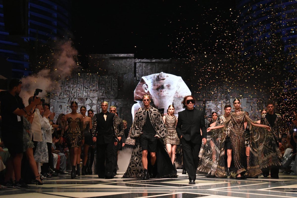 SanaMohamei898's tweet photo. #هنغرد_في_عشق_مصر
🔥اول عرض ازياء عالمي فى مدينة #العلمين
للمصمم العالمي Michael cinco
📌ركزوا كده حضراتكم في الفساتين
الفساتين مستوحاه من الحضارة المصرية القديمة 😍🔥
📌حتي طريقة تقديم العرض بردوا مستوحاه من الحضارة المصرية القديمة 🥰
🔥الحضارة المصرية القديمة حاضرة و بقوة و ده ان دل علي شئ يدل علي عظمة حضارتنا و تقدير العالم لها و احترامها و بالتالي احترام بلدنا و شعبها ❤️🇪🇬🔥
🔥لازم نشكر الرئيس #السيسي لانه هو اللي اعاد إحياء الهوية المصرية القديمة من جديد فى نفوس الشعب المصري 🇪🇬🔥
#تحيا_مصر_وعاش_السيسي
