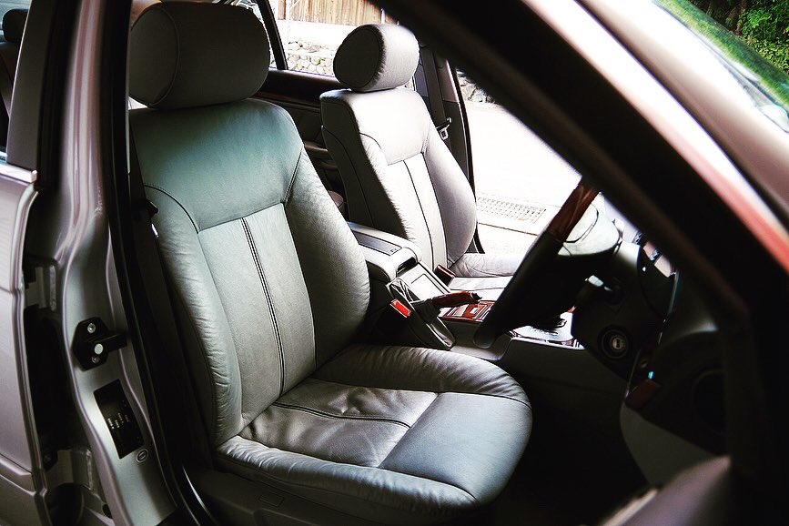 9lW0DZGaNR1486I's tweet photo. E39後期 525i 20th Anniversary Editionです。
デザインはBMWデザイン部の永島譲二氏によるもの。均整の取れた、セダンらしい佇まいです。
今や、スペシャルなモデルにしか搭載されなくなった、BMW伝統のストレート6。

#bmw #5series #e39 #hiline #silky6 #straight6 #永島譲二 #shigetaautomotive https://t.co/gRxc7Q5oP3