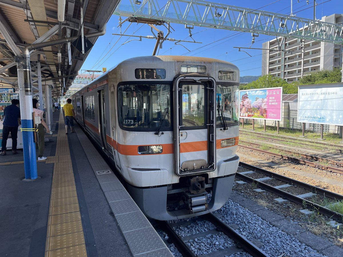 RandolEL's tweet photo. さあこれから上諏訪発豊橋行544Mに乗車ﾊｱﾊｱ
(*´Д`)
豊橋まで約7時間ﾊｱﾊｱ
(;´д｀)
#コバナ鉄道クラブ #飯田線 #544m #上諏訪発豊橋行 #長距離鈍行 https://t.co/CGUOe05908