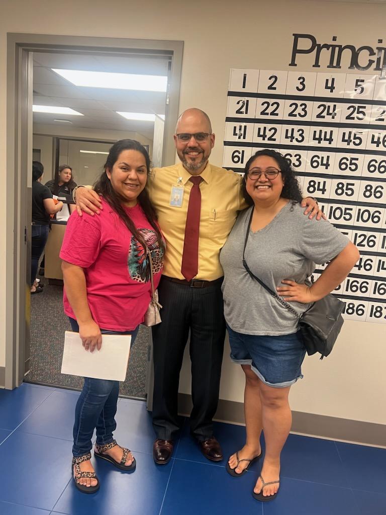 One of the greatest feelings as an educator is seeing former students! It was an honor seeing Mayra and Kassandra @JohnRGood along with their kids and nieces during Meet the Teacher tonight.