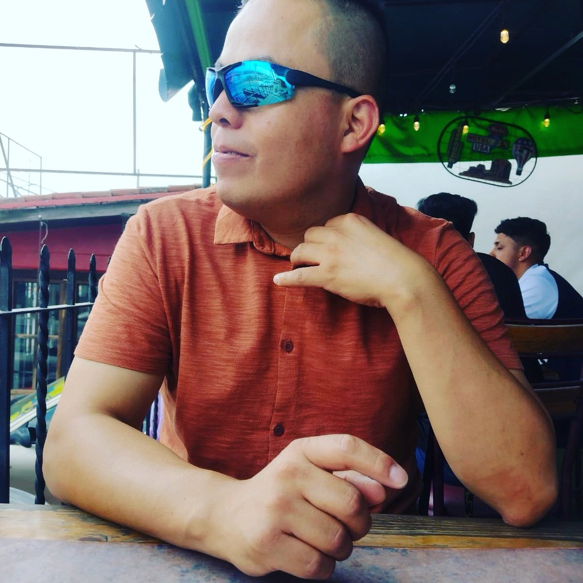 León tweet media