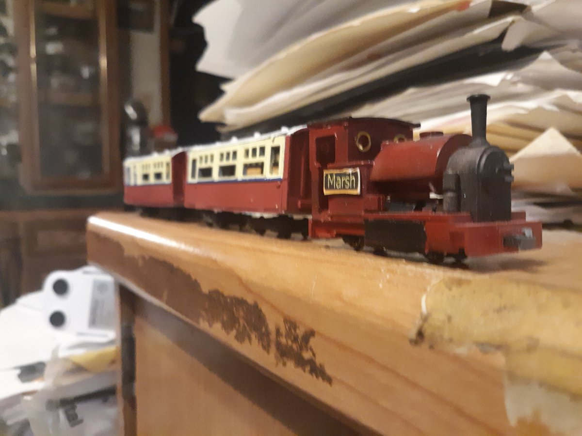 ForgottenC79321's tweet photo. My first layout was a 009 one, which I have plans to overhaul, but i thought to show you the first things for it. The engine is a 3d print by Model Engines Works on shapeways running on a cut down Kato chassis. The coaches are kits by @Budget_Railways and was fantastic. https://t.co/QdPPW2gpu3