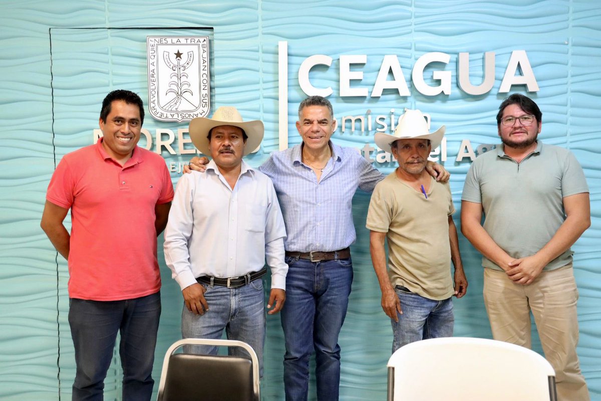 jaime_juarezlpz's tweet photo. 🗣️ Platiqué con los representantes del Comisariado Ejidal de #Coatetelco, quienes me externaron la necesidad de mejorar las instalaciones de la comisaria #ejidal a través de una techumbre que les permita llevar a cabo sus asambleas. (1/2) https://t.co/VMX85wwSje
