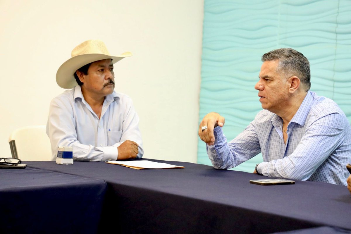 jaime_juarezlpz's tweet photo. 🗣️ Platiqué con los representantes del Comisariado Ejidal de #Coatetelco, quienes me externaron la necesidad de mejorar las instalaciones de la comisaria #ejidal a través de una techumbre que les permita llevar a cabo sus asambleas. (1/2) https://t.co/VMX85wwSje