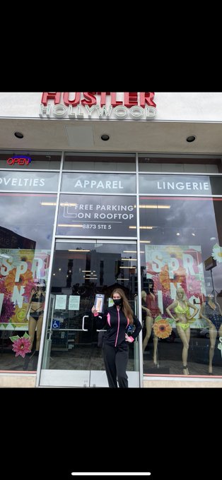 Throwback to window shopping @Hustler Hollywood when everything was shut down. Called them and they literally<a class="tags" href="/tag/hustler">@hustler</a><a href="/tag/mvsales"class="tags"><span>#mvsales</span></a>