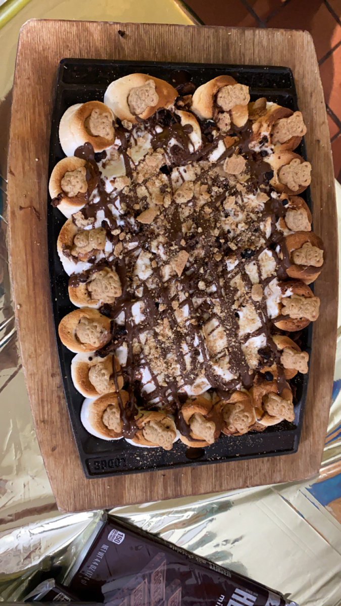 chilis01386's tweet photo. Curing the back to school blues at Relo with National S’more Day 🎉🎊🍫 
#LetsChocAboutIt
#CultureMatters https://t.co/OQblekhZrp