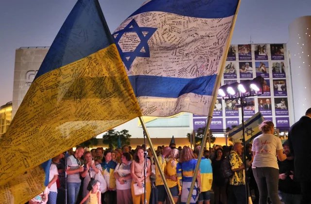 DD_Geopolitics's tweet photo. 🇺🇦🇮🇱In Ukraine, they wanted to "punish" Israel with a visa regime

Kyiv Post: Ukraine wants to cancel visa-free regime with Israel

Ukraine is considering the option of canceling the visa-free regime with Israel because of its "pro-Russian position" in the international arena, the Kyiv Post writes, citing a source in the NSDC(National Security and Defense Council).

"The main reason is the systematic unfriendly actions of Israel against Ukraine and, in fact, the pro��Russian position in the international arena," the publication says.

The article indicates that it is also proposed to exclude Israel from the meetings of the Ramstein format, at which Kiev discusses the supply of weapons with its allies. The source said that there is a "real threat" of information leakage about the course of the summits.