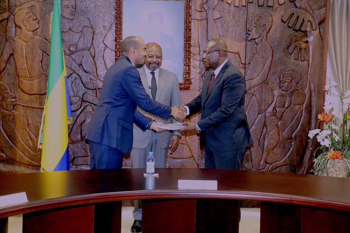 Après avoir présenté ce 10 août 2023, le rapport du 2ème trimestre de mon Gouvernement, j'ai présidé, en fin d'après-midi, la cérémonie de signature de la convention de concession de l'aéroport de Makokou à l'opérateur GSEZ Airport.