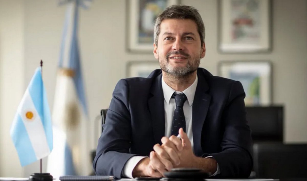 LucasGianno's tweet photo. No confundamos las cosas, hoy le agradecemos a Insua y a los pibes que dejan el alma, no a ustedes, vaciadores, delincuentes, inoperantes, hijos de puta. Se cagaron en el socio, en el hincha y en la gente del club. 

 Lammens, Arreceygor, Mastrosimone y Tinelli.

NO VUELVAN. San Lorenzo no los necesita. 

Ustedes son mierda que va a quedar en la historia del fútbol por devastarnos y vaciar un club tan grande.