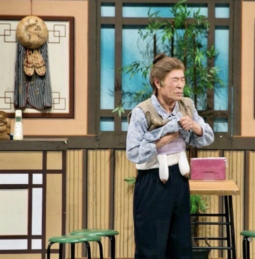 yasulog's tweet photo. おはようさんです
大阪エエ天気
本日、やすえ姉さん
還暦記念特別公演 出演
＠shinkigeki1  
劇場でお待ちしてます

桑原和男師匠が亡くなられました

楽屋で
師匠が茶色のマジックインキで
垂れ乳の乳首を塗ってる姿に
皆が大爆笑〜その勢いで舞台へ

新喜劇見守り続けてください

合掌 https://t.co/TDWR7XKaLZ
