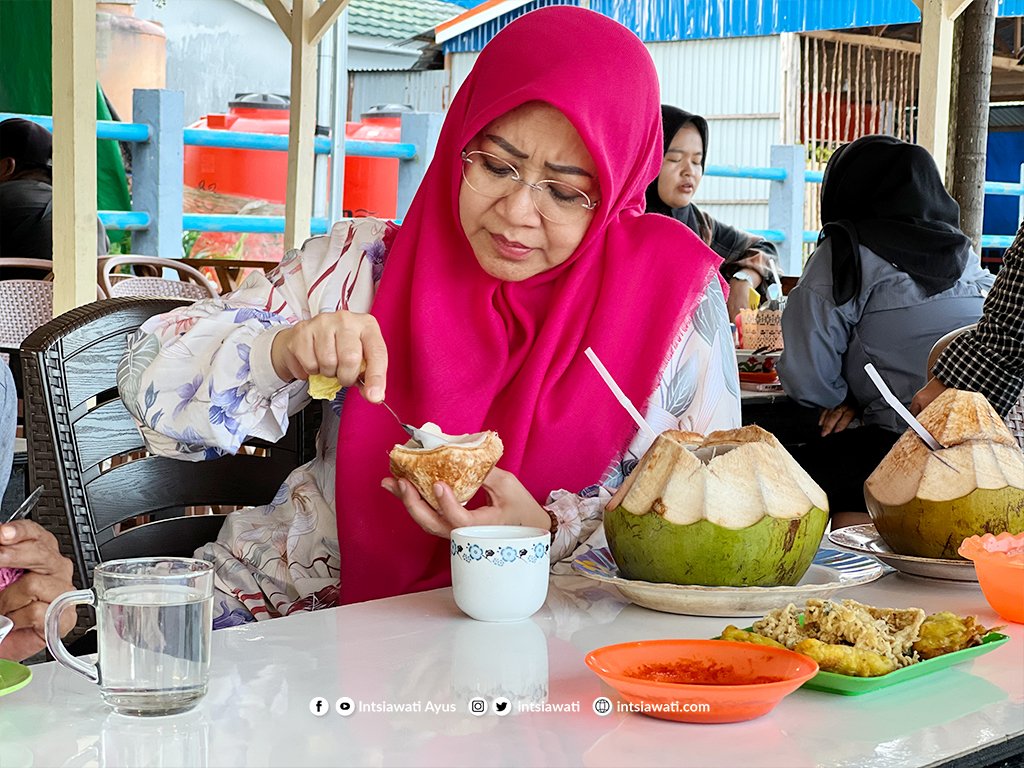 Intsiawati's tweet photo. Menikmati kelapa muda Tembilahan, Inhil..

#IntsiawatiAyus #dpdri #tembilahan https://t.co/prbDwmyMdn