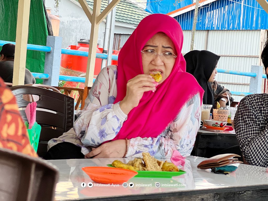 Intsiawati's tweet photo. Menikmati kelapa muda Tembilahan, Inhil..

#IntsiawatiAyus #dpdri #tembilahan https://t.co/prbDwmyMdn