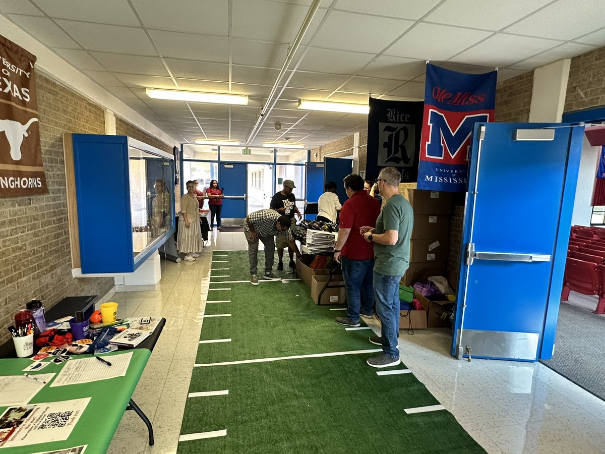 cochran_school's tweet photo. Meet the Teacher Night was a hit!!!   @ACEDallasISD @SHussainDISD @MRamirezDISD  #BestYearYet #Region1Excellence https://t.co/lvs6itWyC9