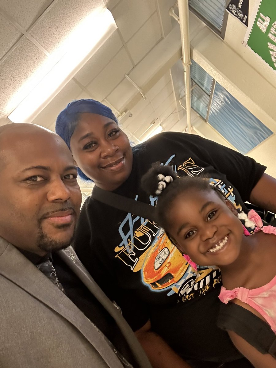 cochran_school's tweet photo. Meet the Teacher Night was a hit!!!   @ACEDallasISD @SHussainDISD @MRamirezDISD  #BestYearYet #Region1Excellence https://t.co/lvs6itWyC9