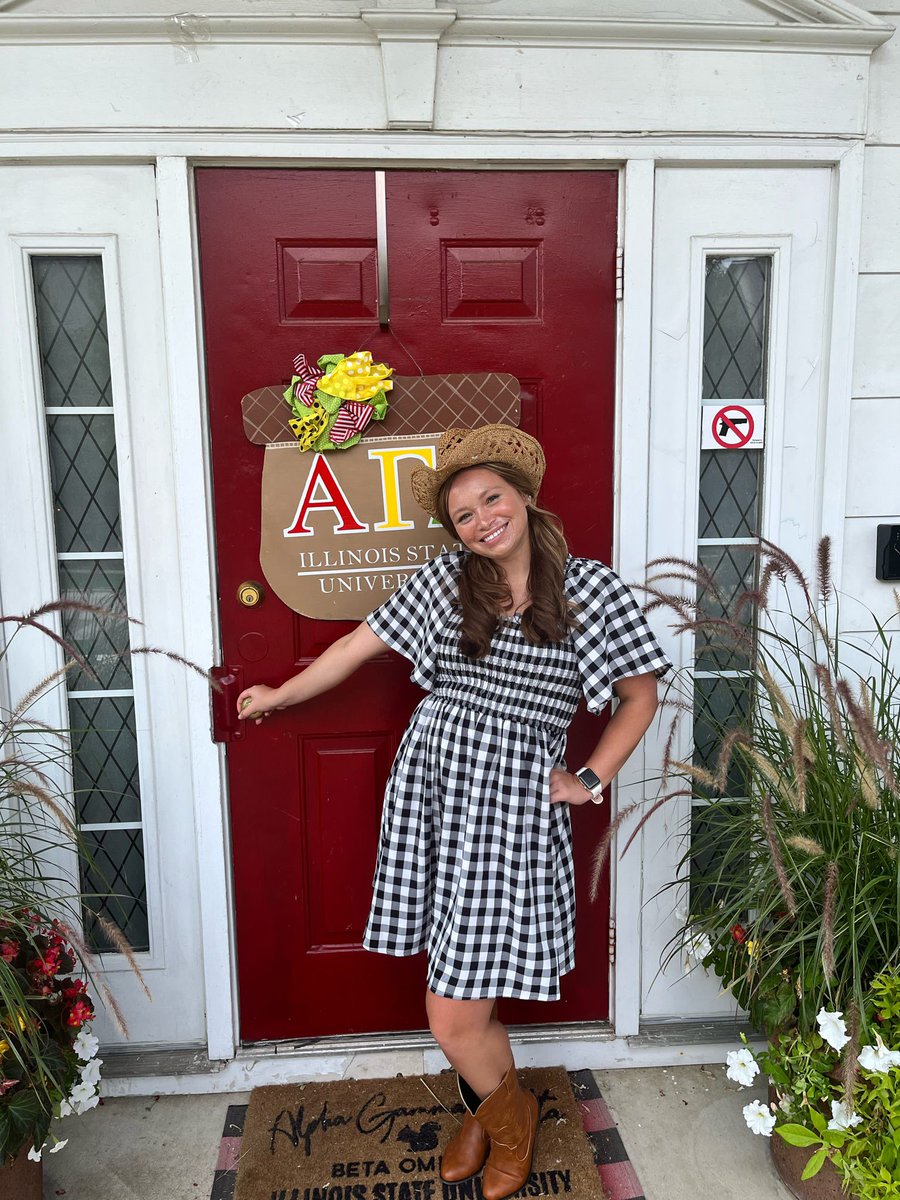 𝕎𝕠𝕣𝕜 𝕎𝕖𝕖𝕜 𝔻𝕒𝕪 4! 
Dressed in all of our country gear today.🤠🐮