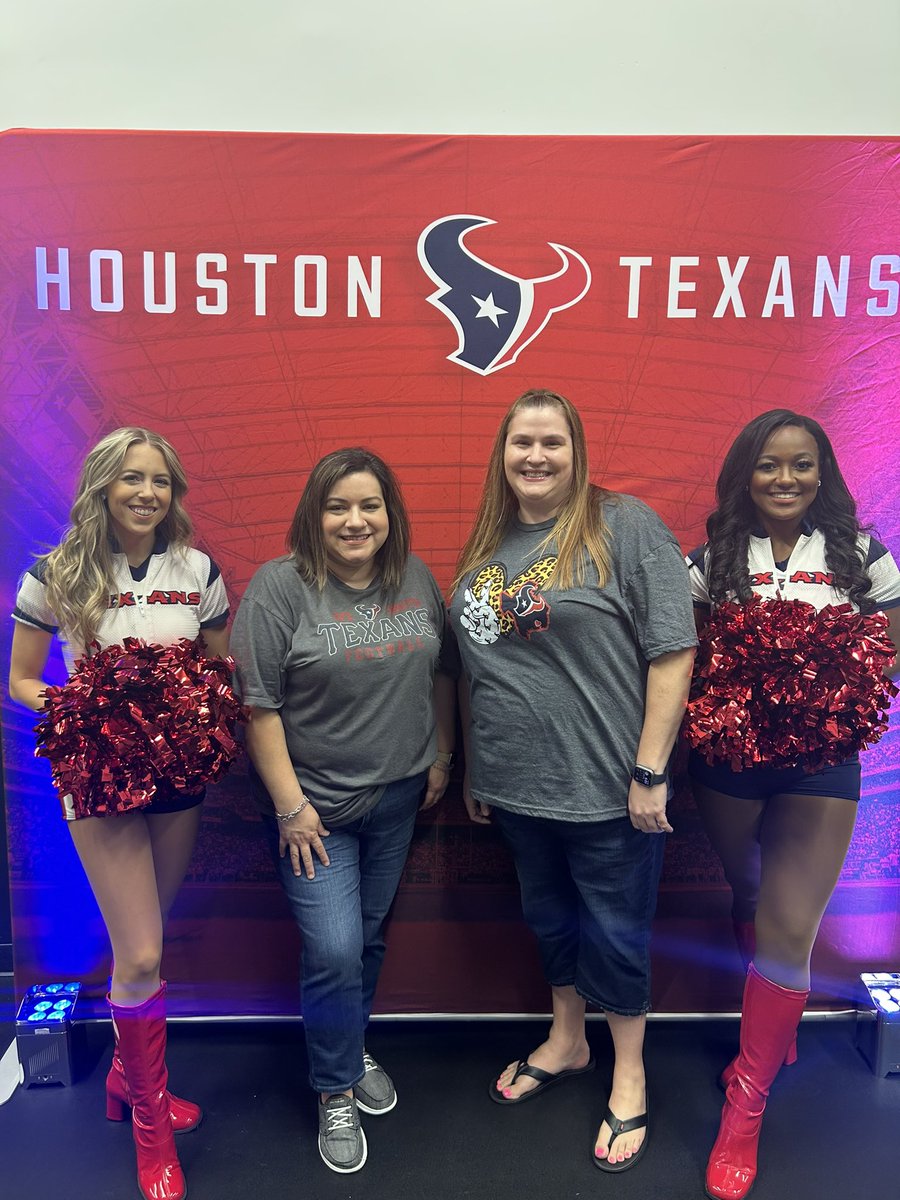 msmoodykms's tweet photo. Excited to kick off the @HoustonTexans #TexansStatsChallenge with our 6th grade @lbkellerms Rangers soon. @AnnaSegoviaSCI and I were able to attend the training kickoff at NRG tonight. #rangersleadtheway https://t.co/C3CO5ItXHZ