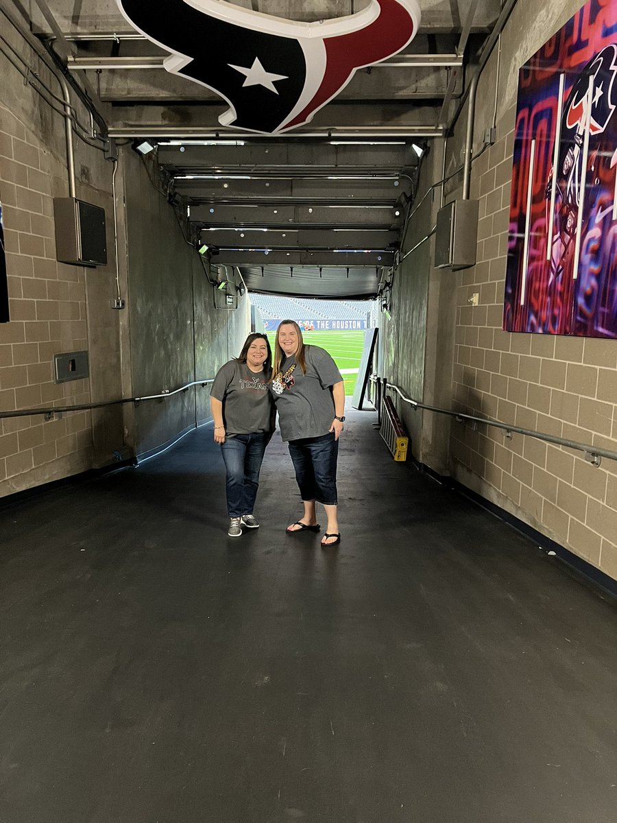 msmoodykms's tweet photo. Excited to kick off the @HoustonTexans #TexansStatsChallenge with our 6th grade @lbkellerms Rangers soon. @AnnaSegoviaSCI and I were able to attend the training kickoff at NRG tonight. #rangersleadtheway https://t.co/C3CO5ItXHZ