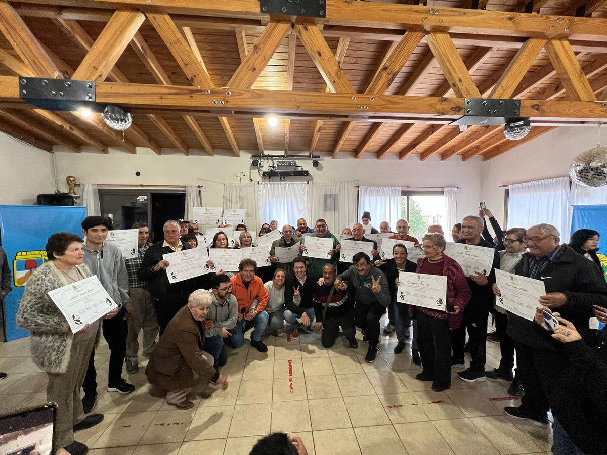 PartidoJustici5's tweet photo. 🔹 En agradecimiento al trabajo y el aporte durante años al Movimiento Nacional Justicialista, entregamos reconocimientos a compañeras y compañeros del distrito #LasParedes, en un emotivo encuentro junto a sus familias. Gracias a los compañeros/as que nos ayudaron a organizarlo. https://t.co/vvh5gZc12g
