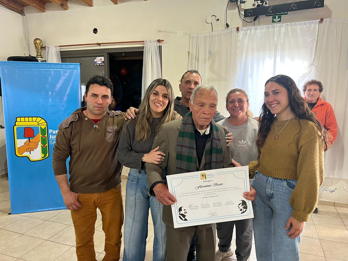 PartidoJustici5's tweet photo. 🔹 En agradecimiento al trabajo y el aporte durante años al Movimiento Nacional Justicialista, entregamos reconocimientos a compañeras y compañeros del distrito #LasParedes, en un emotivo encuentro junto a sus familias. Gracias a los compañeros/as que nos ayudaron a organizarlo. https://t.co/vvh5gZc12g