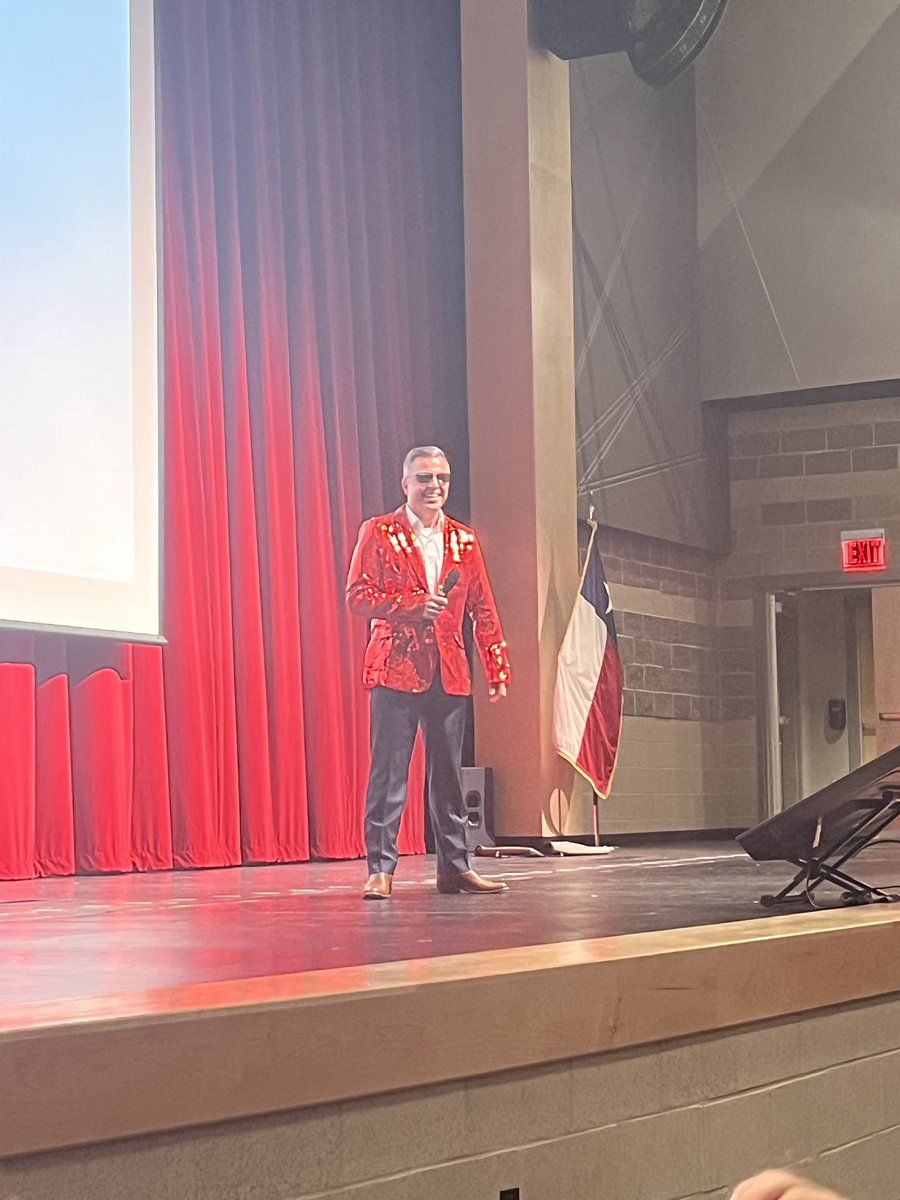 The @leeneisd Cluster convocation was unreal today!  Principal Escamilla and Dr. Maika kicked off in style! @NEISD @dr_maika @JACKSONNEISD @nimitzms_neisd