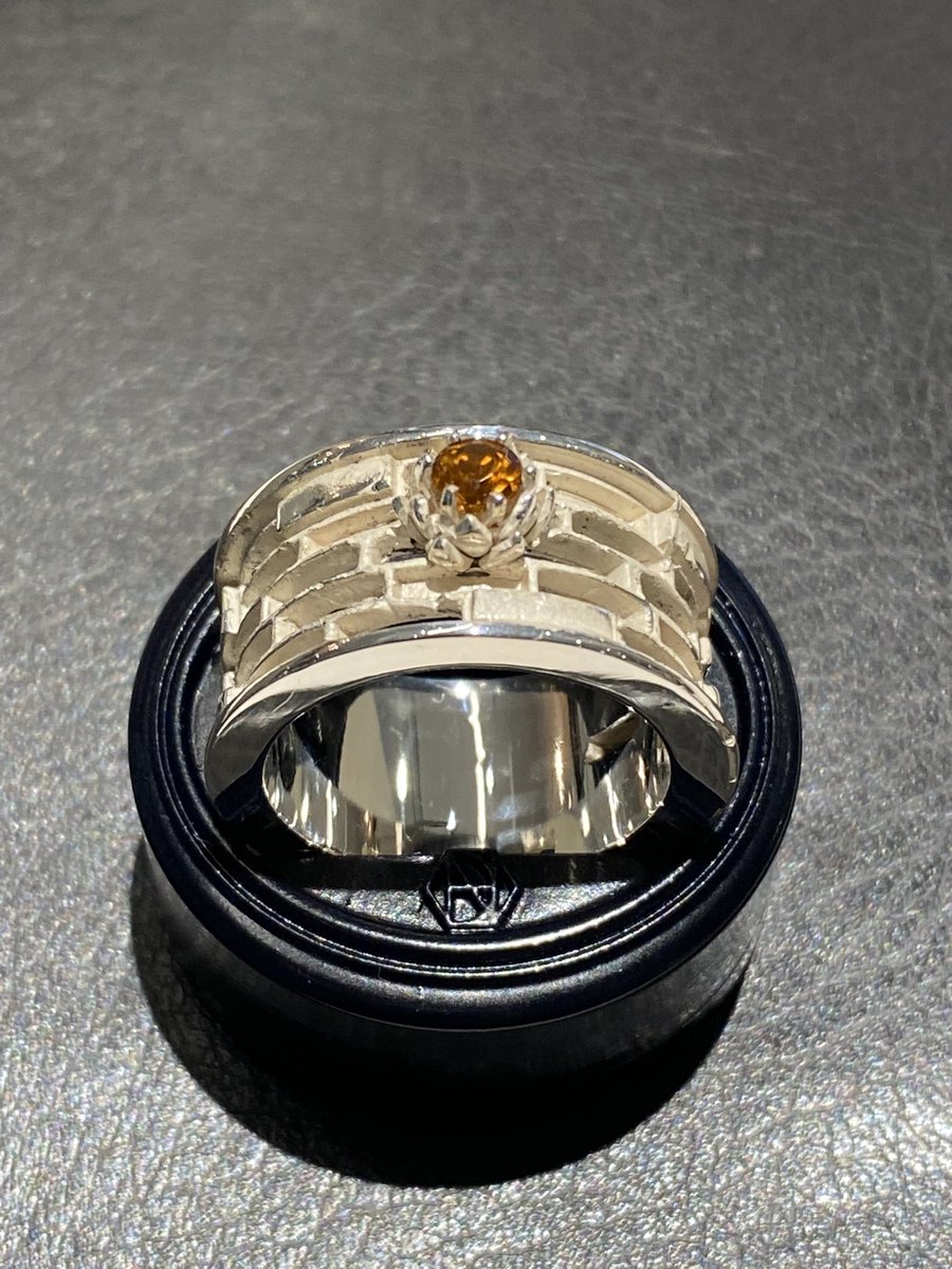 edn_jpn's tweet photo. title:反転
material:silver925 garnet :4mm
SIZE:13号 11mm
#エトワールディネイジュ⠀
#etoile_des_neiges⠀
#etoile_des_neiges_laboratory⠀
#シルバーアクセサリー⠀
#ADNEEL
#CHIROPUTeRE_osk
#無題
#K10
#丸善丸の内本店 https://t.co/KcV9b0bjRp