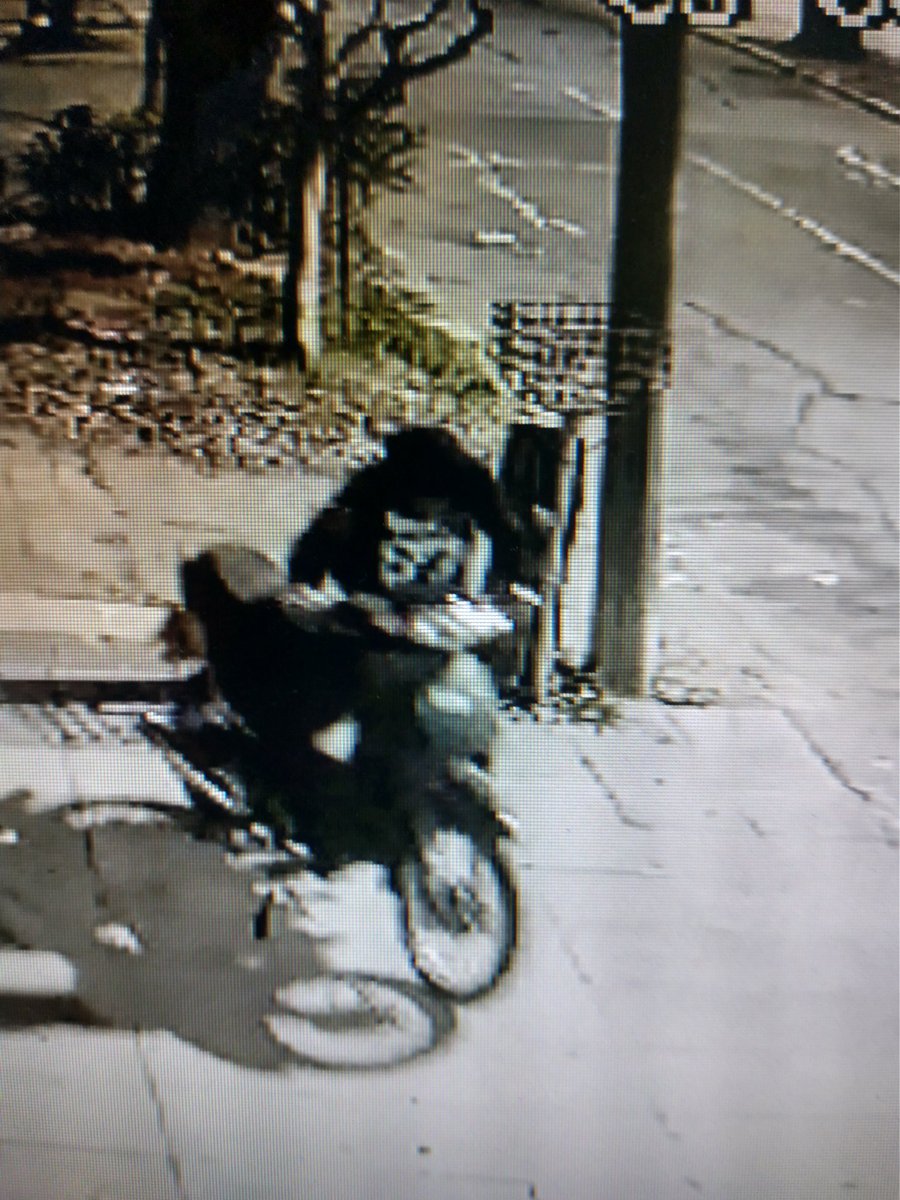 ChristianWunsch's tweet photo. #villaballesterinsegura. @sanmartingob . @fmoreiraok .plaza Ader. Muy linda la garita de policías. Pero si no sales a camina no sirve de nada. Vivo frente a la plaza y me entraron a robar. Sacaron 2 motos. Estéreo. Etc. Y la seguridad!!! ni las cámaras pueden ver. impotencia. https://t.co/Rv2GGH0iMh